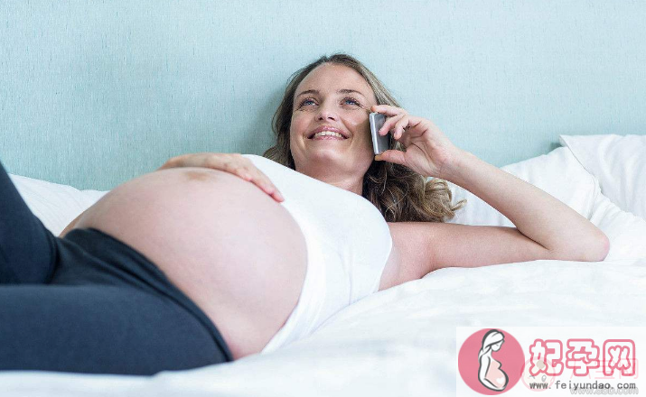 孕期拨电话紧贴耳辐射大吗   孕妇戴耳机接听手机能减少辐射吗