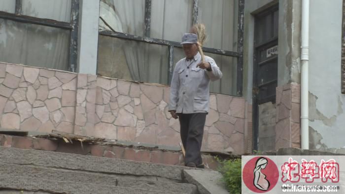 76岁的赵乃堂在黄崖洞烈士陵园守墓30年。　视频截图 摄