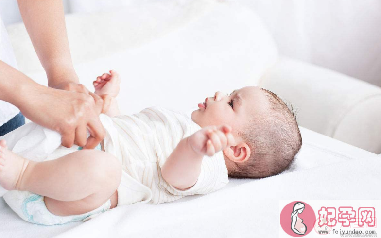 为宝宝更换尿布用什么样的爽身粉  如何正确给宝宝换尿布