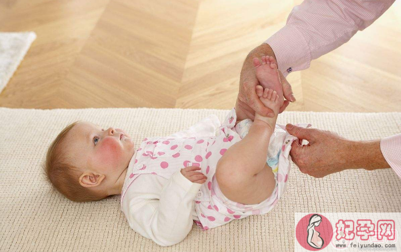 为宝宝更换尿布用什么样的爽身粉  如何正确给宝宝换尿布