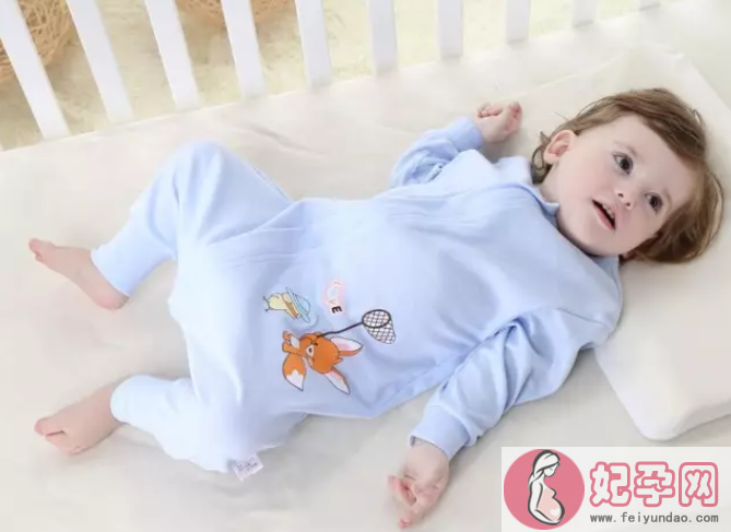 如何给宝宝选择合适的睡袋 什么款式的睡袋更好用