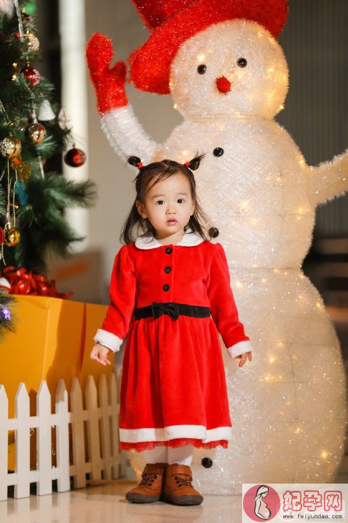 董璇高云翔晒圣诞暖心写真  孩子表情亮了