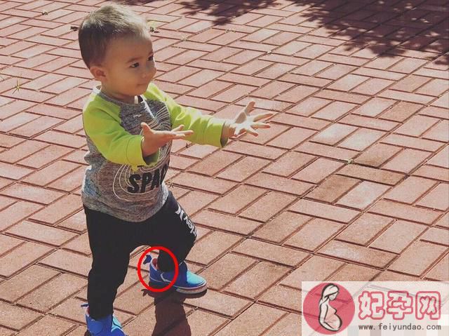 李小鹏两岁儿子玩橄榄球，弟弟终于换上新鞋，但码数也太大了吧！