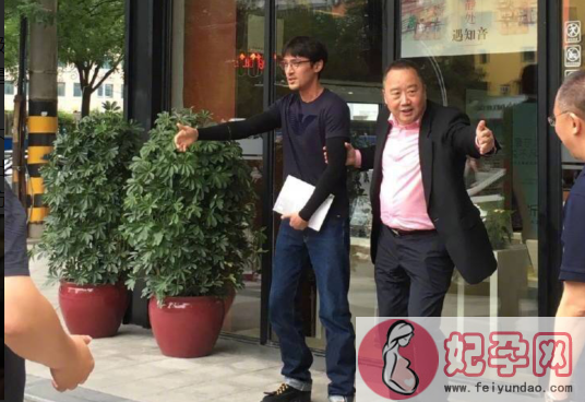 胡歌现身书店被赞亲切有礼貌 人却瘦成了这样