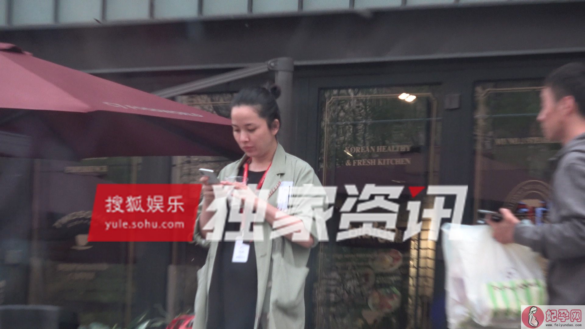 独家：靳东老婆变成低头族 面无表情带儿子买蛋糕