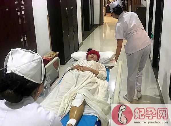 小彩旗与杨丽萍被传不合后罕见同框，这么久不跳舞竟胖成这样了！