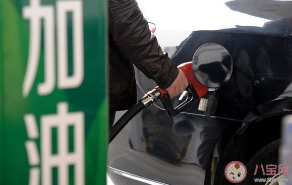 油价下调加满一箱油少花7元 为什么油价一直不稳定
