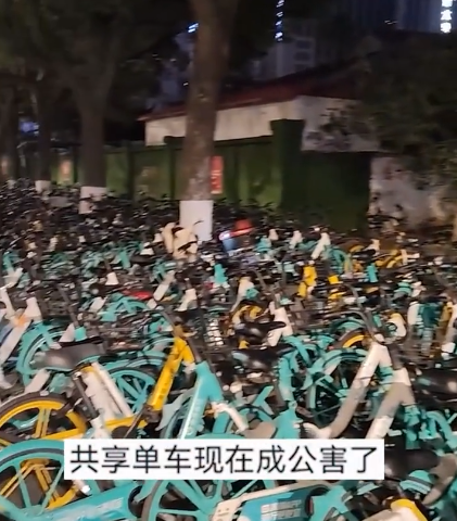 南京一地铁口被大量共享单车堵死是怎么回事 共享单车应该如何摆放