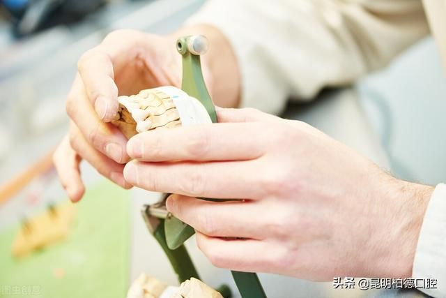 16岁牙齿为什么不可以戴假牙（No.148安装了假牙的老年人）(2)
