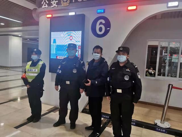小伙捡到别人手机归还要求（一男子在汽车站捡到他人手机拒不承认）(2)