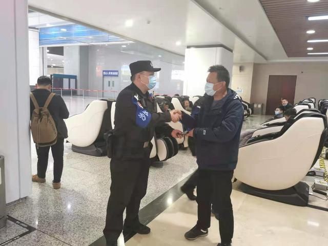 小伙捡到别人手机归还要求（一男子在汽车站捡到他人手机拒不承认）(3)