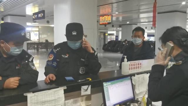 小伙捡到别人手机归还要求（一男子在汽车站捡到他人手机拒不承认）(1)