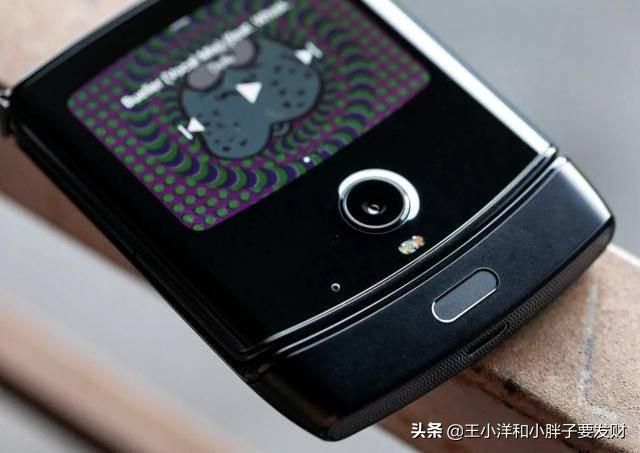 摩托罗拉razr 5g与三星手机对比（折叠屏翻盖手机哪家强）(3)