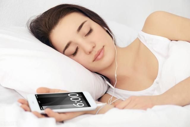 长期睡觉玩手机对身体有什么危害（总在睡前玩手机）(2)