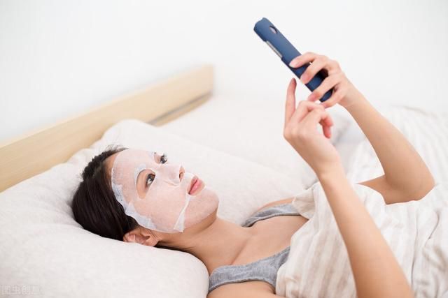 长期睡觉玩手机对身体有什么危害（总在睡前玩手机）(3)