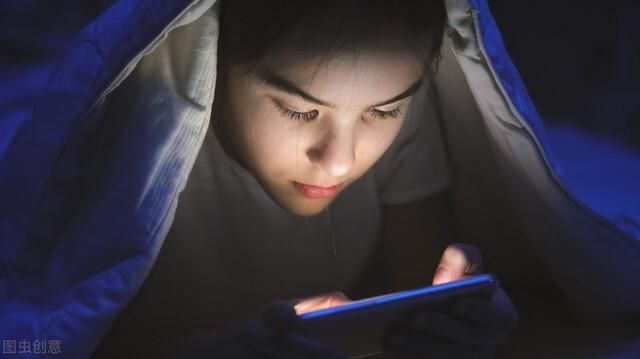 长期睡觉玩手机对身体有什么危害（总在睡前玩手机）