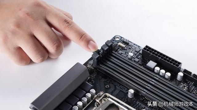 机械师f117f6拆机教程（搞机作战室台式机硬件升级安装教程）(4)