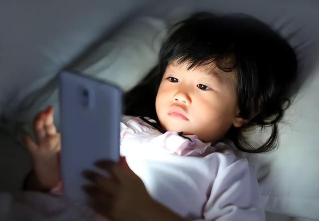 经常玩手机的孩子会变成什么（经常玩手机与不玩手机）(3)
