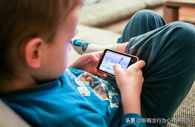 手机影响孩子一生吗（手机是怎样影响孩子的心理呢）(3)