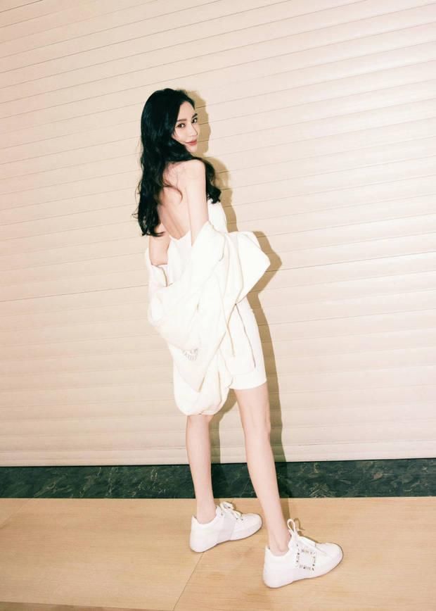 杨颖出席活动大秀美肩（杨颖穿白裙大秀美背细腿）(2)
