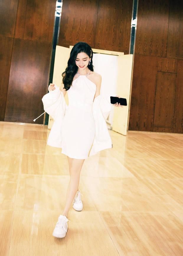 杨颖出席活动大秀美肩（杨颖穿白裙大秀美背细腿）(1)