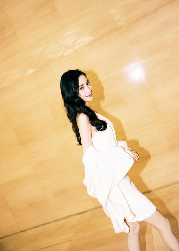 杨颖出席活动大秀美肩（杨颖穿白裙大秀美背细腿）(3)