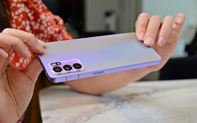 oppo reno6星黛紫好看吗（OPPOReno6星黛紫体验3000元内手机颜值能达到什么程度）(8)