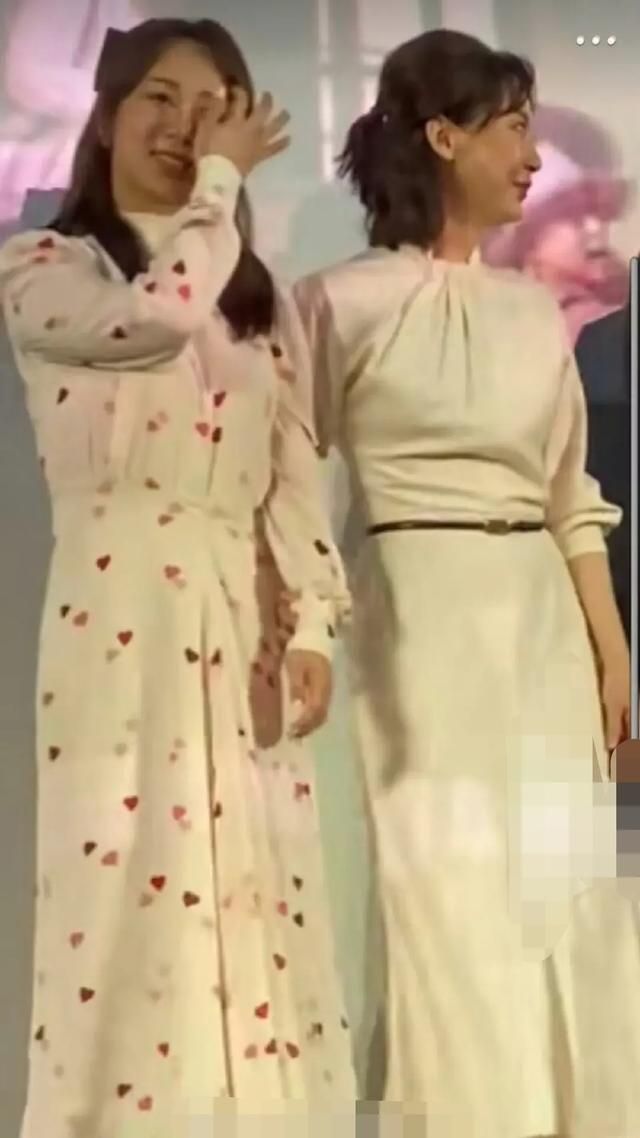杨紫无修图照（杨紫路演精修美图被拆穿）(6)