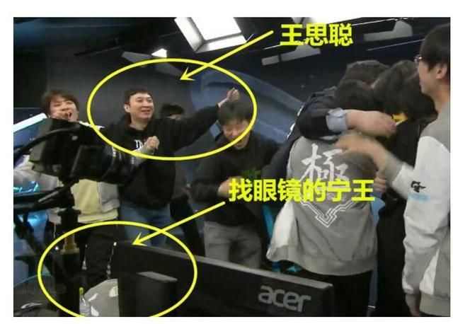 王思聪吃热狗大火完整（王思聪吃热狗被做成手机壳疯卖）(8)