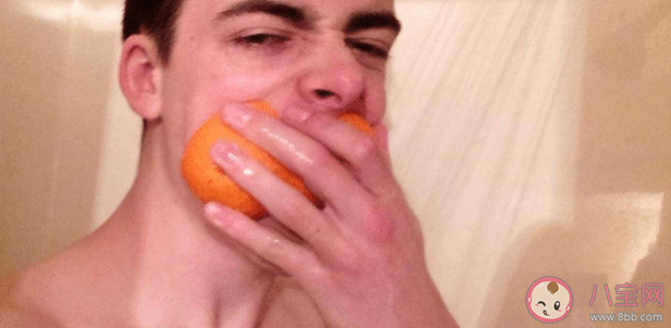 洗澡吃橘子是什么感受 洗澡时吃橘子好吗