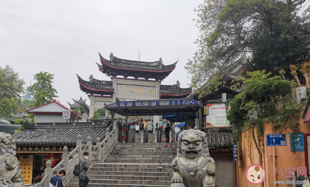 鸡鸣寺游客爆满设反悔门引导离寺是怎么回事 南京鸡鸣寺为什么吸引游客