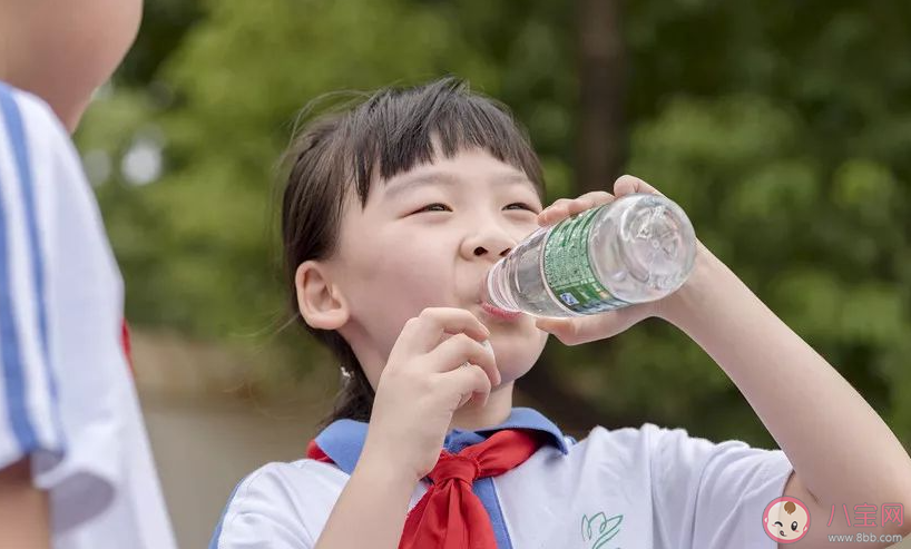 孩子不爱喝水该怎么办 不喝水对身体有什么伤害