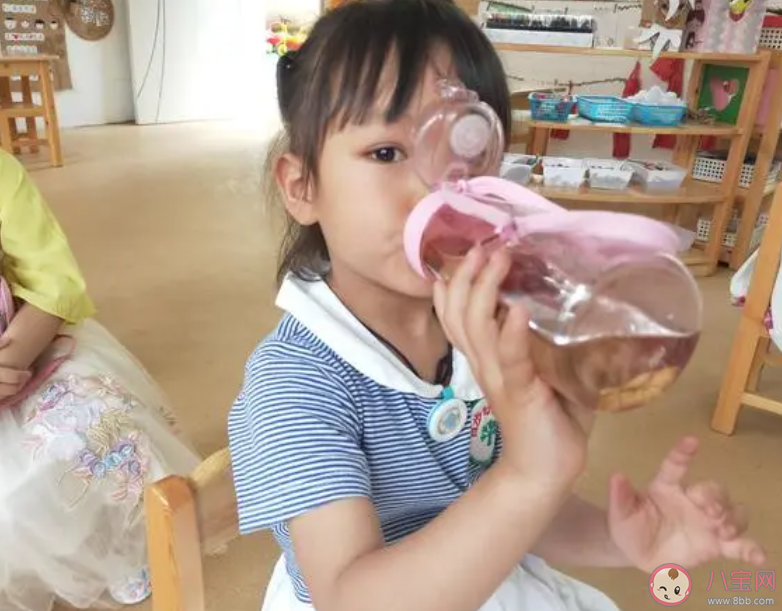 孩子不爱喝水该怎么办 不喝水对身体有什么伤害