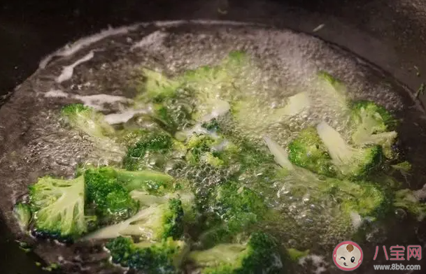 哪些食材烹饪前必须焯水 煮猪肚先放盐还是后放盐