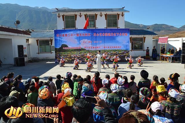 西昌彝族文化艺术节表演儿童合唱 文化列车开进普格