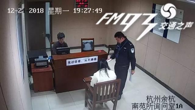 女子发高烧被闺蜜照顾（女子探望生病闺蜜）(4)