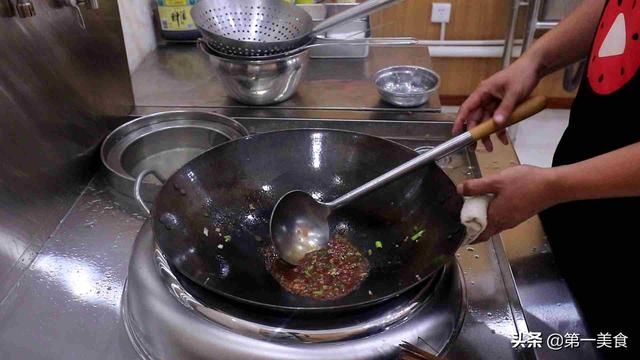 厨师长教你油焖大虾的正宗做法（厨师长教你做油焖大虾）(5)