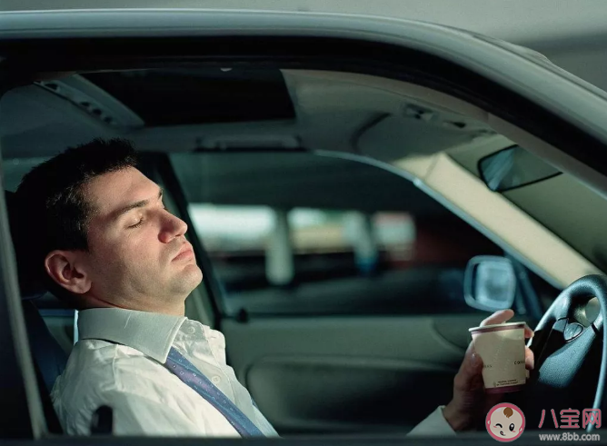 在电动车里睡觉舒服吗 车里睡觉要注意什么