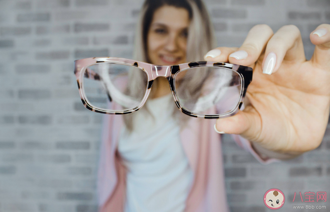 经常单手摘眼镜容易加重近视 关于眼镜的一些冷知识