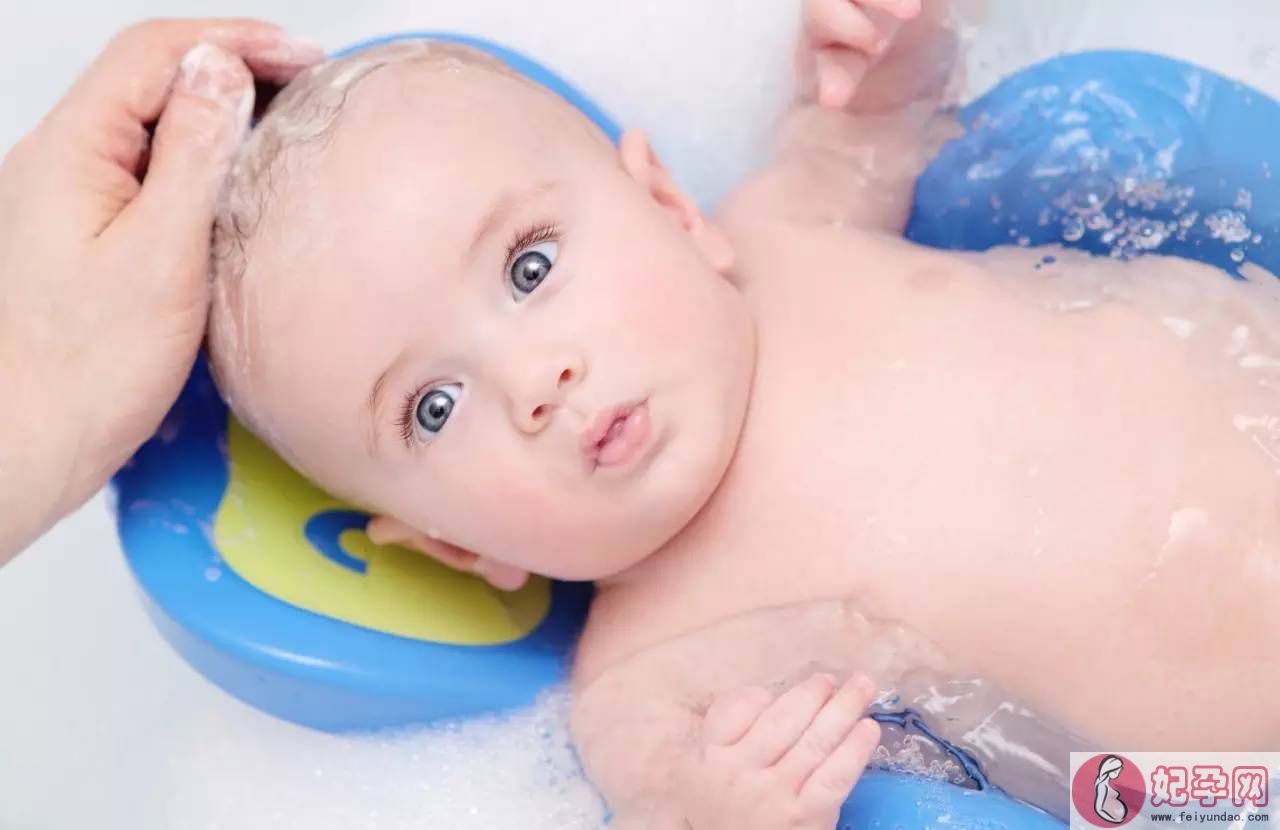 冬天宝宝应该多久洗一次澡  宝宝洗澡不能忽略的事