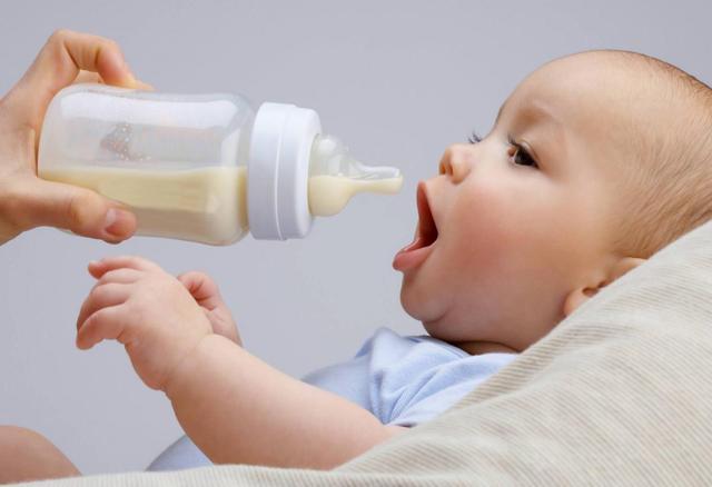 奶瓶材质的优劣 如何为宝宝选择一款质量好的奶瓶