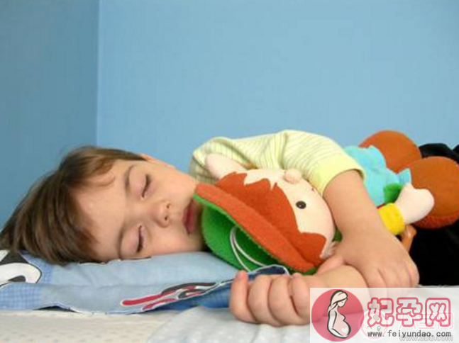 孩子睡觉老磨牙和晚睡有关系吗 小孩磨牙是因为吃太多了吗