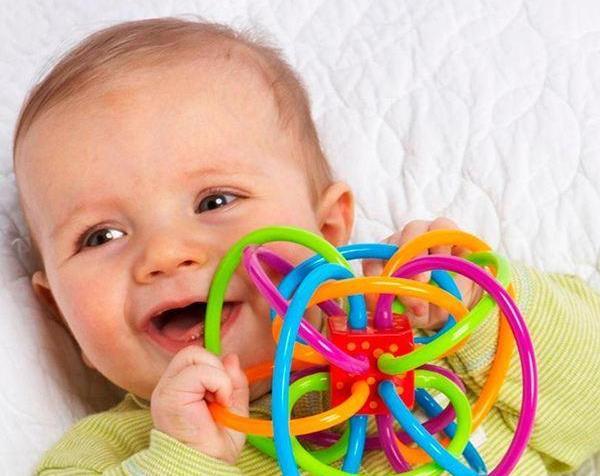 半岁内的宝宝还不会如下几个动作，可能是发育慢半拍