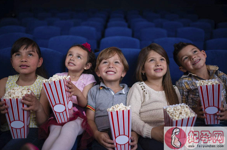 第一次陪孩子看电影感想心情句子   陪孩子看电影心情语句说说朋友圈  
