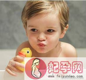 宝宝洗澡喜欢玩水怎么办 宝宝喜欢玩水有哪些好处呢