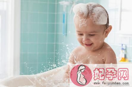 宝宝洗澡喜欢玩水怎么办  宝宝喜欢玩水有哪些好处呢