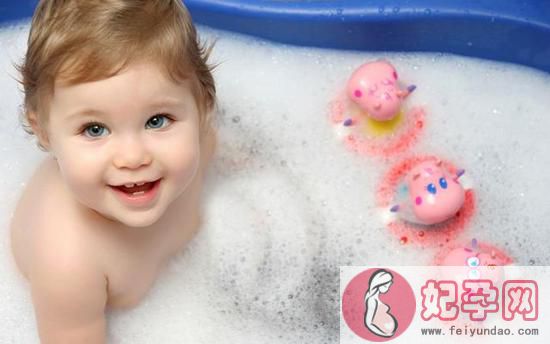 宝宝洗澡喜欢玩水怎么办  宝宝喜欢玩水有哪些好处呢
