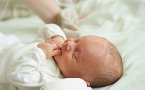 影响新生儿皮肤的原因 新生儿的皮肤要怎么护理？