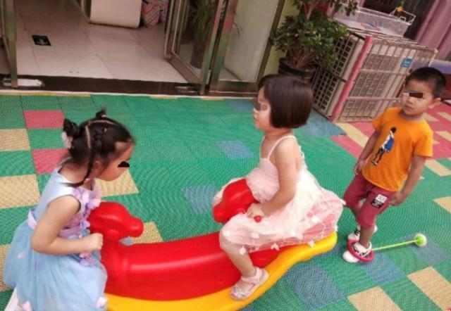 幼儿园老师不建议女孩穿裙子上学是什么原因呢?