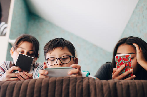 玩手机和不玩手机的孩子 如何让孩子合理的使用手机?